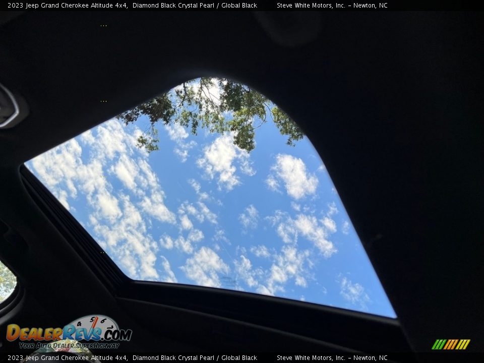 2023 Jeep Grand Cherokee Altitude 4x4 Diamond Black Crystal Pearl / Global Black Photo #27