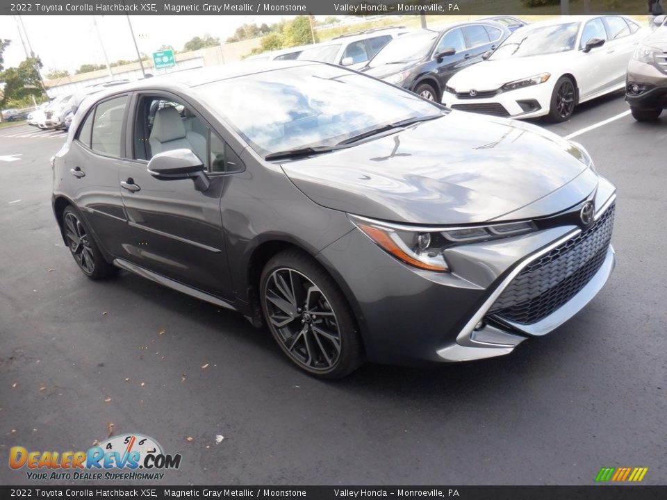 Front 3/4 View of 2022 Toyota Corolla Hatchback XSE Photo #6