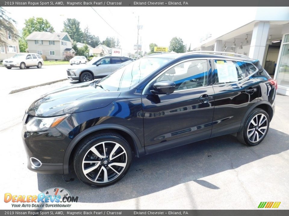 Front 3/4 View of 2019 Nissan Rogue Sport SL AWD Photo #1