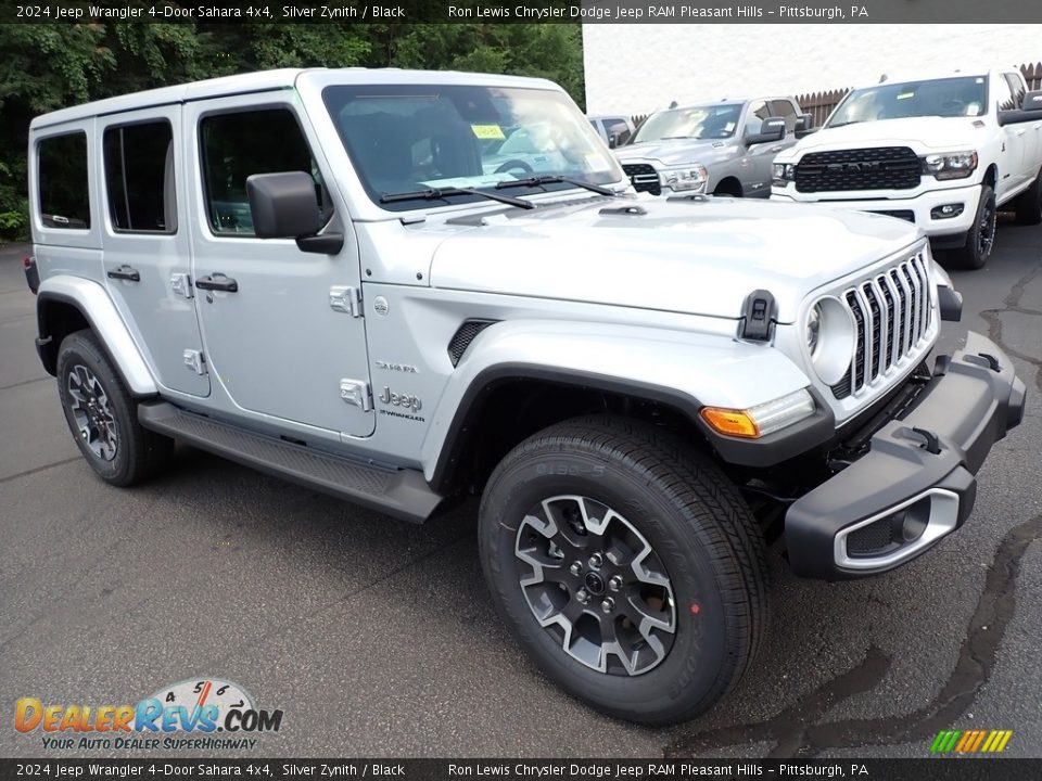 Front 3/4 View of 2024 Jeep Wrangler 4-Door Sahara 4x4 Photo #8