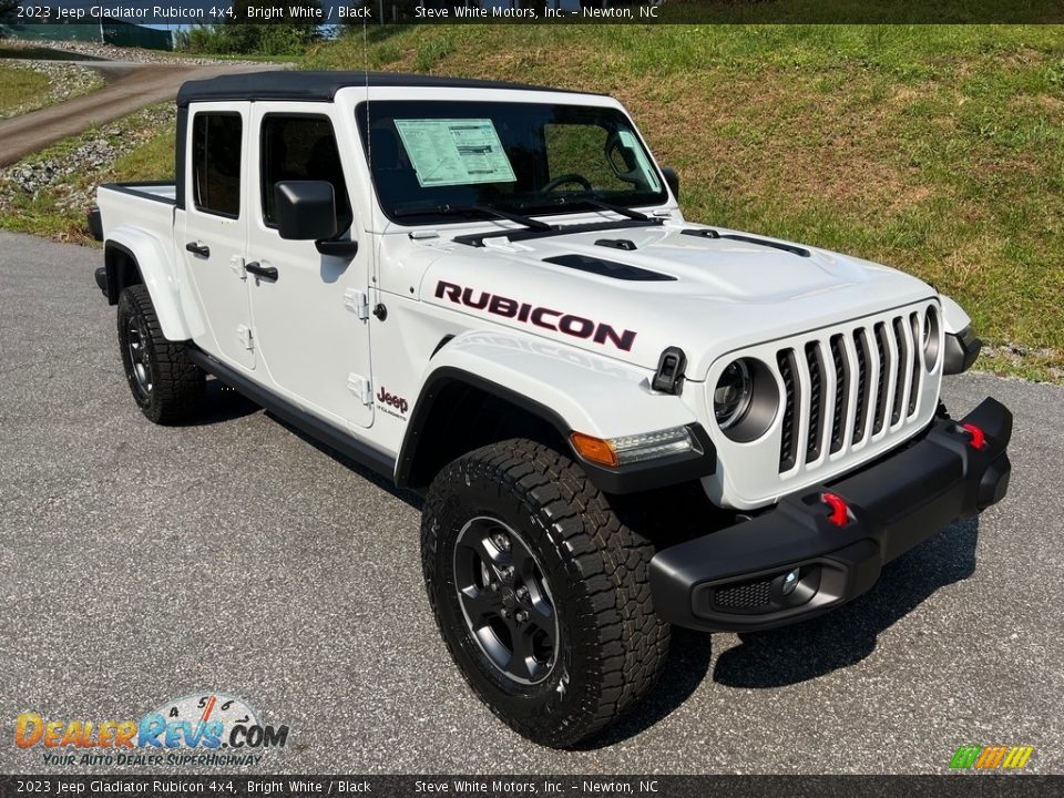 Front 3/4 View of 2023 Jeep Gladiator Rubicon 4x4 Photo #4