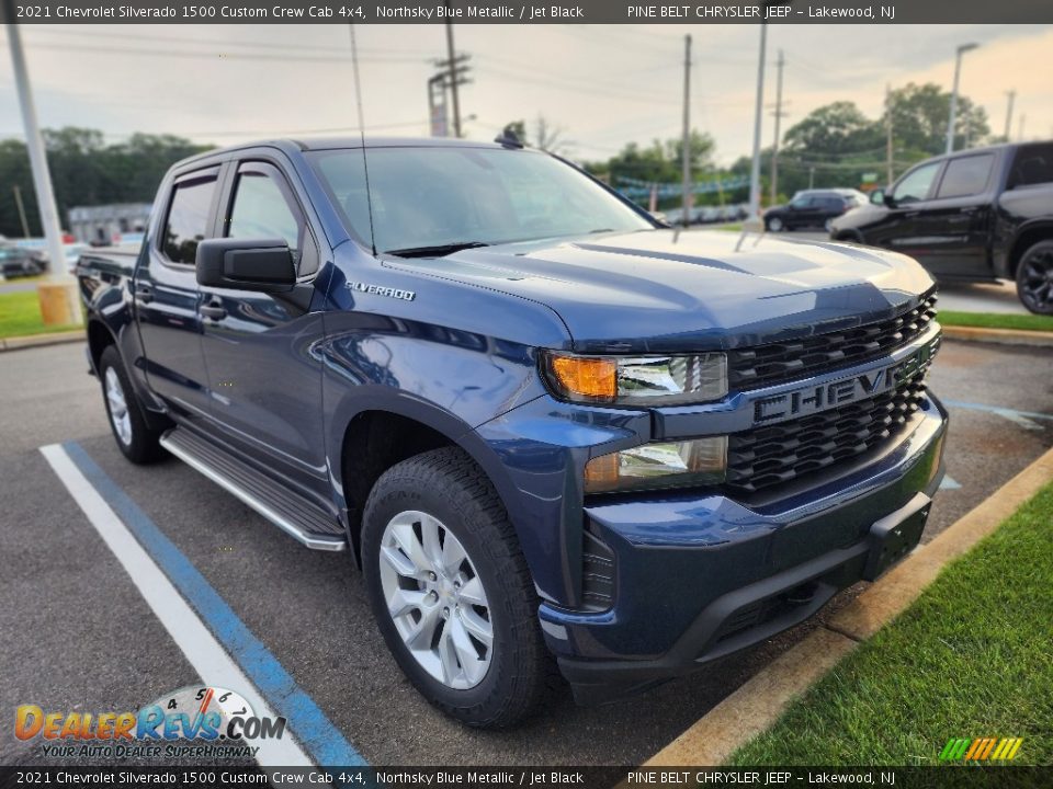 Front 3/4 View of 2021 Chevrolet Silverado 1500 Custom Crew Cab 4x4 Photo #2