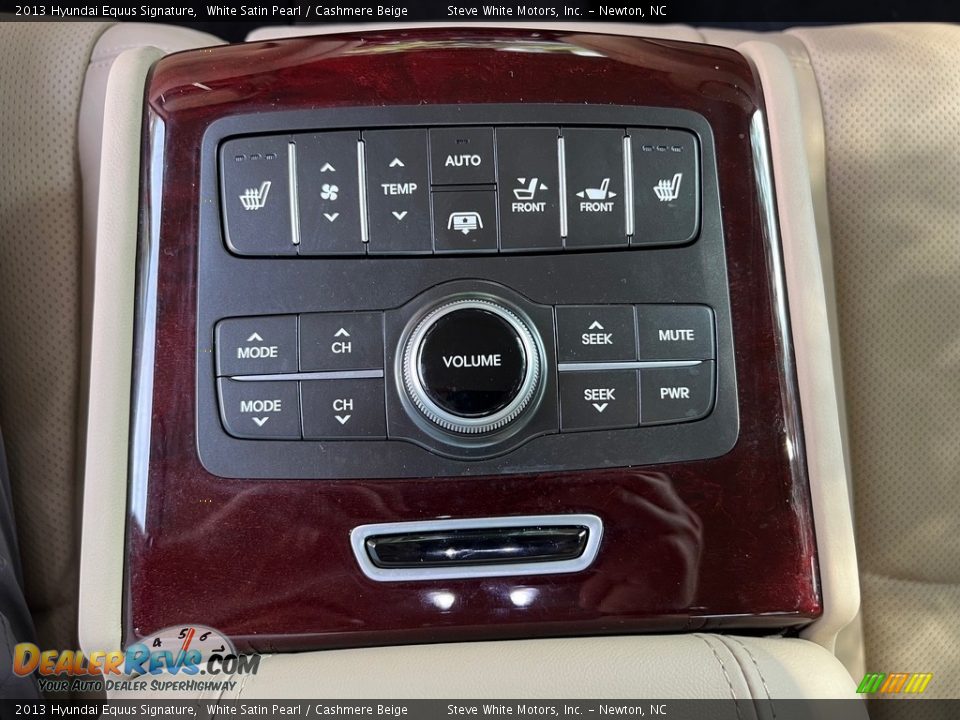 Controls of 2013 Hyundai Equus Signature Photo #16