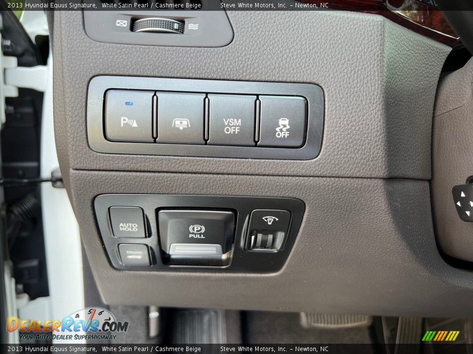 Controls of 2013 Hyundai Equus Signature Photo #24