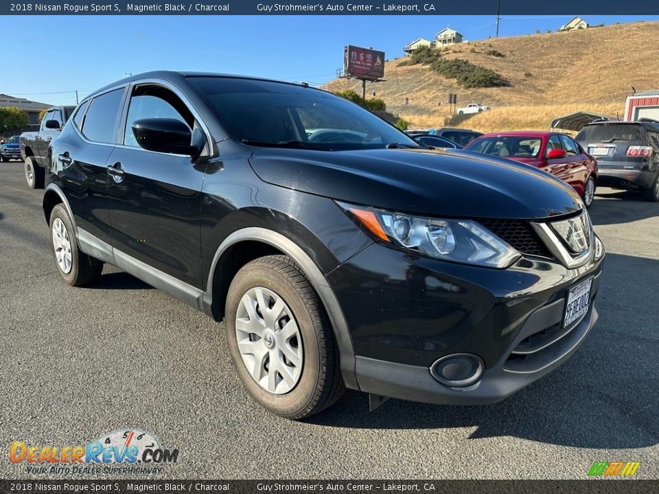 Front 3/4 View of 2018 Nissan Rogue Sport S Photo #1