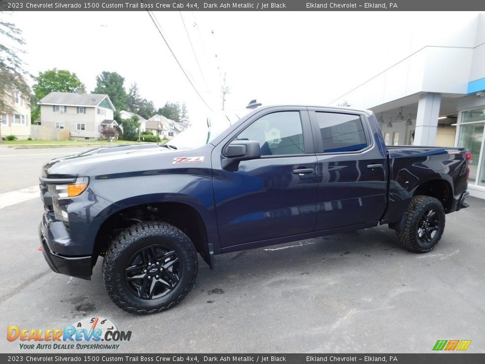 Front 3/4 View of 2023 Chevrolet Silverado 1500 Custom Trail Boss Crew Cab 4x4 Photo #13