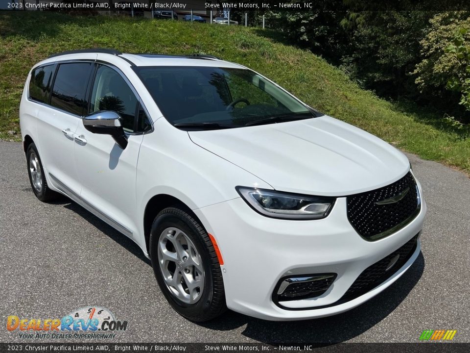 Front 3/4 View of 2023 Chrysler Pacifica Limited AWD Photo #4