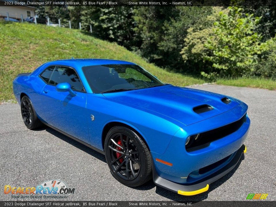 Front 3/4 View of 2023 Dodge Challenger SRT Hellcat JailBreak Photo #4