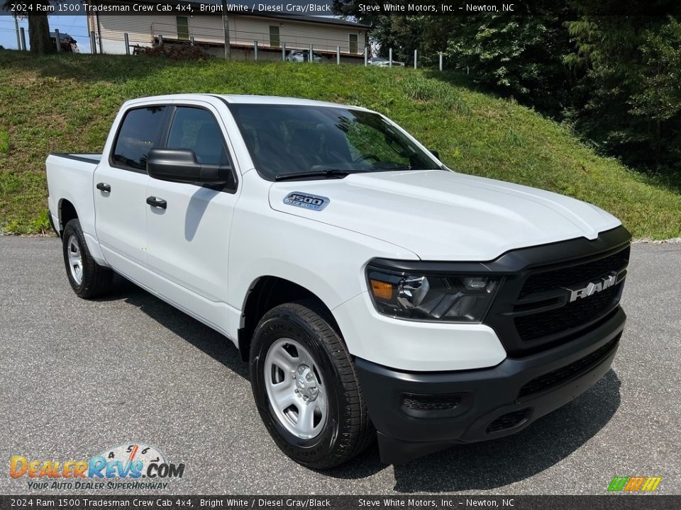 Front 3/4 View of 2024 Ram 1500 Tradesman Crew Cab 4x4 Photo #4