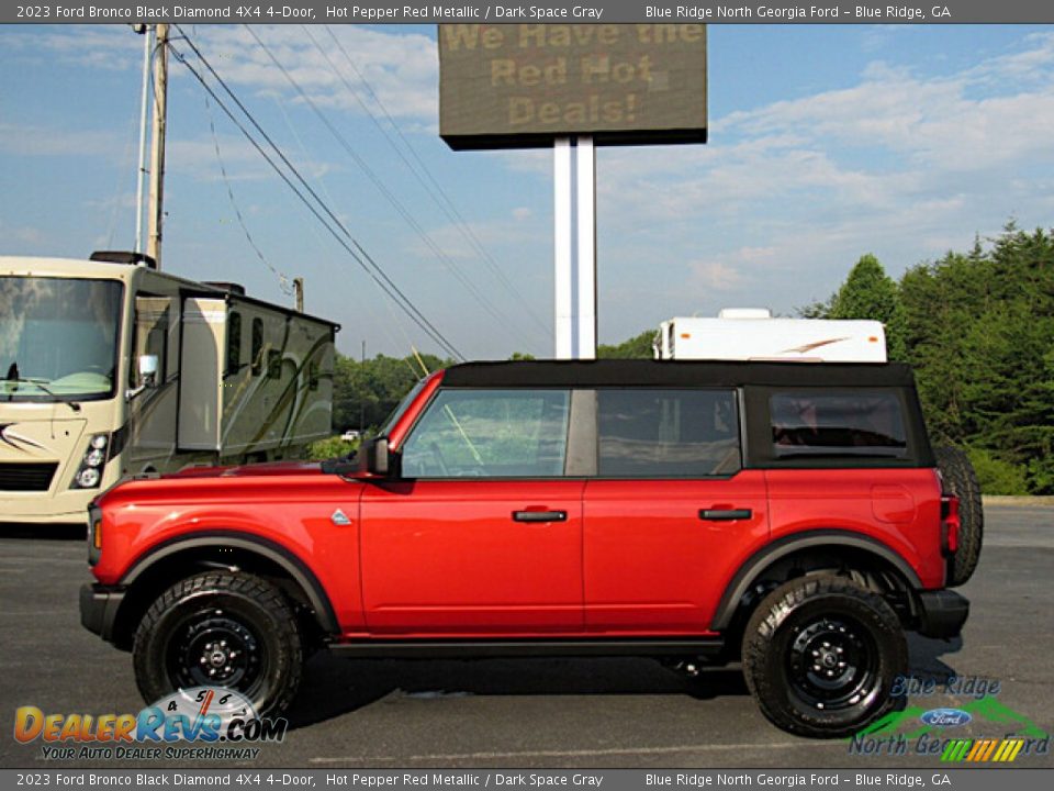 2023 Ford Bronco Black Diamond 4X4 4-Door Hot Pepper Red Metallic / Dark Space Gray Photo #2