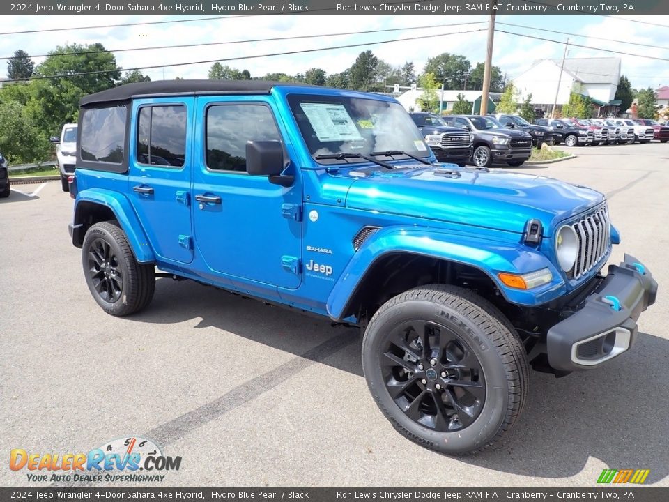 Front 3/4 View of 2024 Jeep Wrangler 4-Door Sahara 4xe Hybrid Photo #7