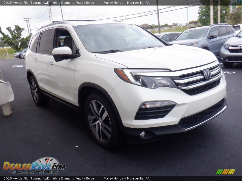 Front 3/4 View of 2016 Honda Pilot Touring AWD Photo #4