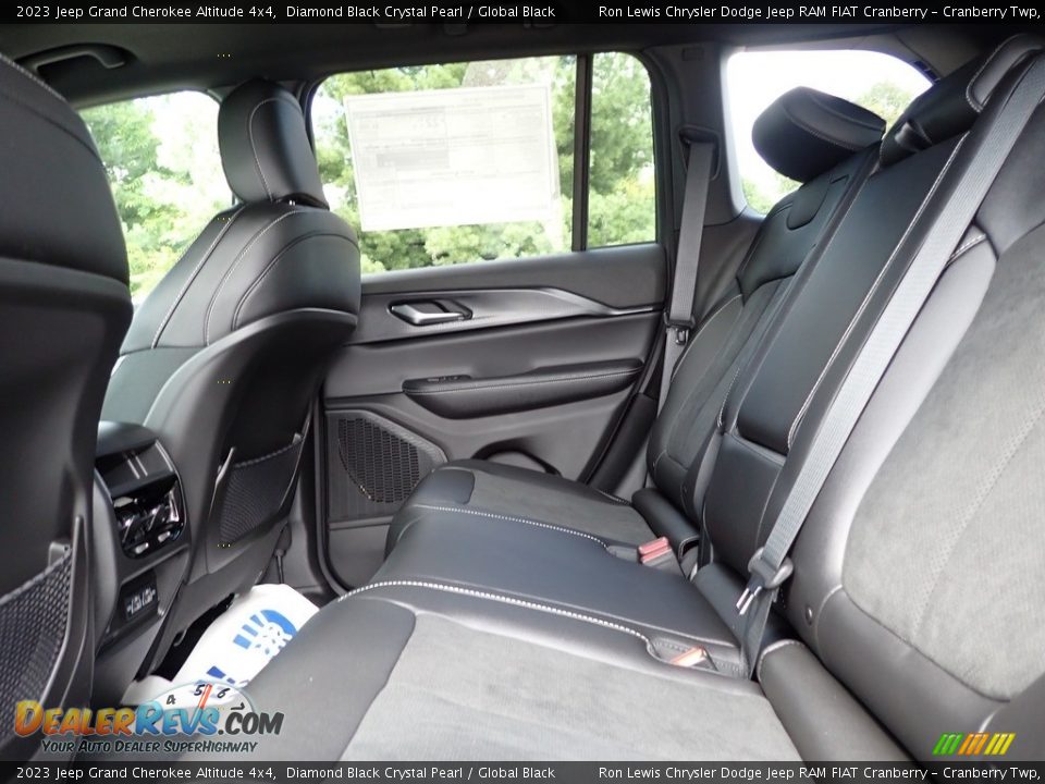 2023 Jeep Grand Cherokee Altitude 4x4 Diamond Black Crystal Pearl / Global Black Photo #12
