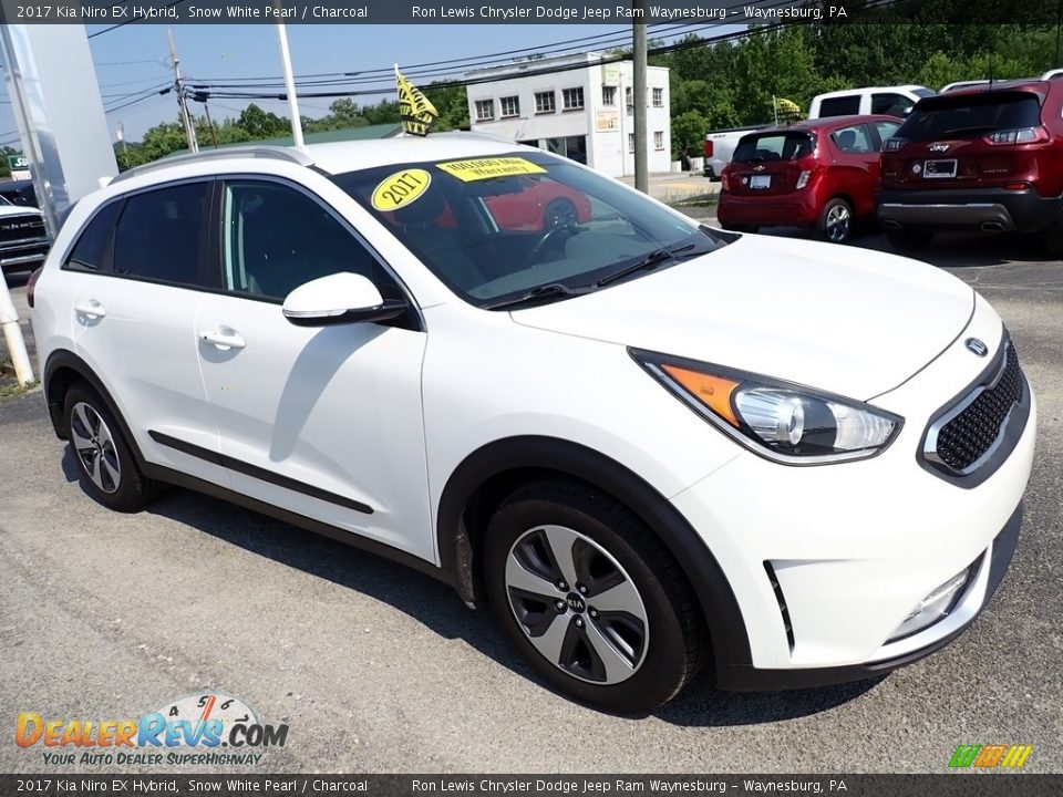 Front 3/4 View of 2017 Kia Niro EX Hybrid Photo #8