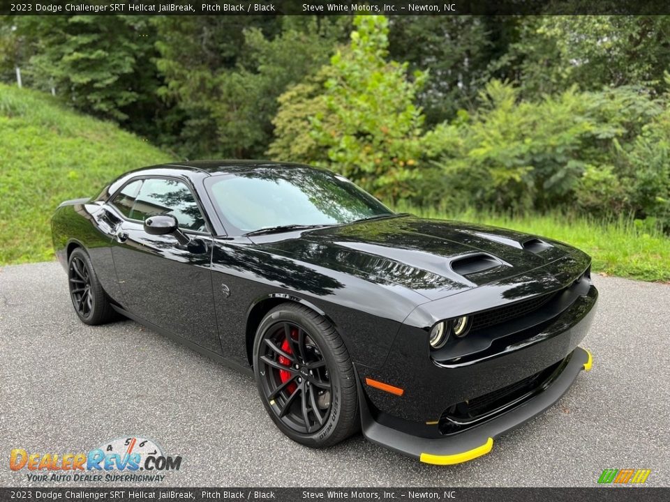 Front 3/4 View of 2023 Dodge Challenger SRT Hellcat JailBreak Photo #4