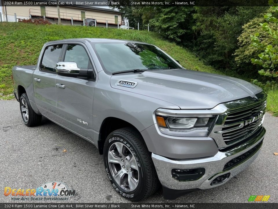 Front 3/4 View of 2024 Ram 1500 Laramie Crew Cab 4x4 Photo #4