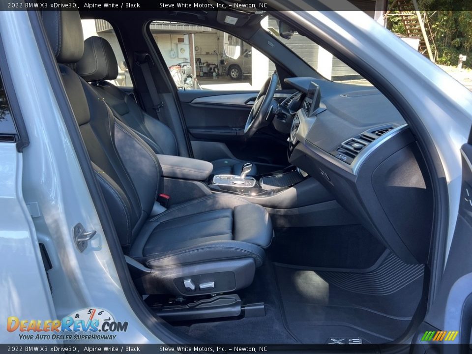 Front Seat of 2022 BMW X3 xDrive30i Photo #19