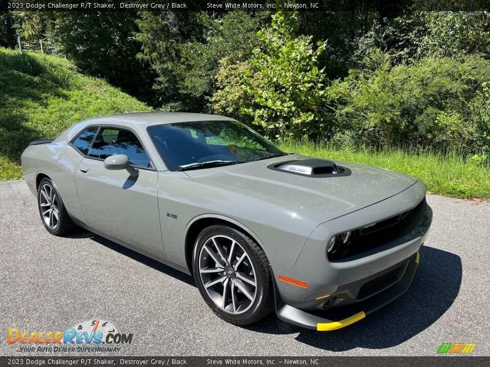 Front 3/4 View of 2023 Dodge Challenger R/T Shaker Photo #4