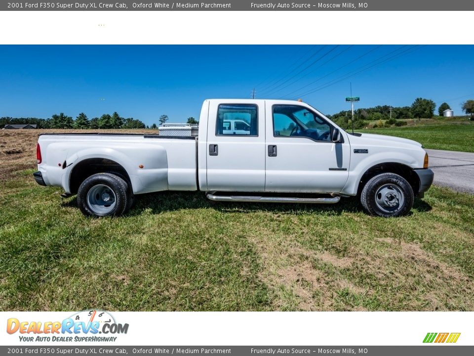 2001 Ford F350 Super Duty XL Crew Cab Oxford White / Medium Parchment Photo #3