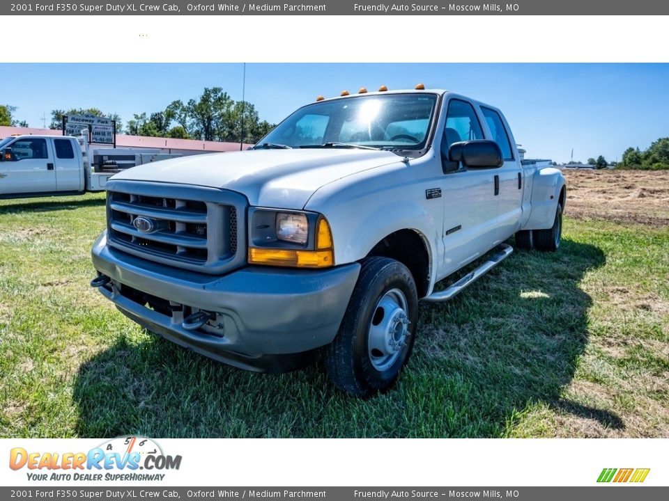 2001 Ford F350 Super Duty XL Crew Cab Oxford White / Medium Parchment Photo #8