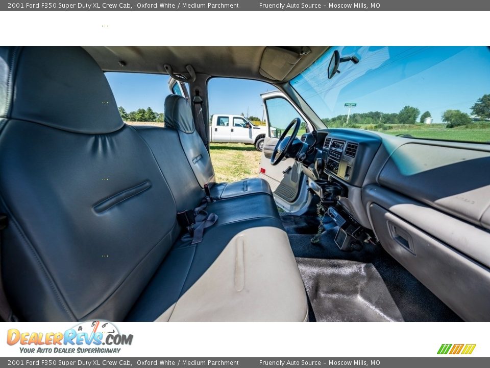 Front Seat of 2001 Ford F350 Super Duty XL Crew Cab Photo #24