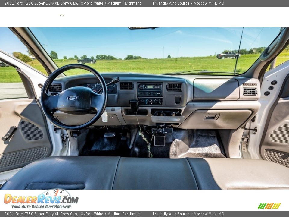 Dashboard of 2001 Ford F350 Super Duty XL Crew Cab Photo #26