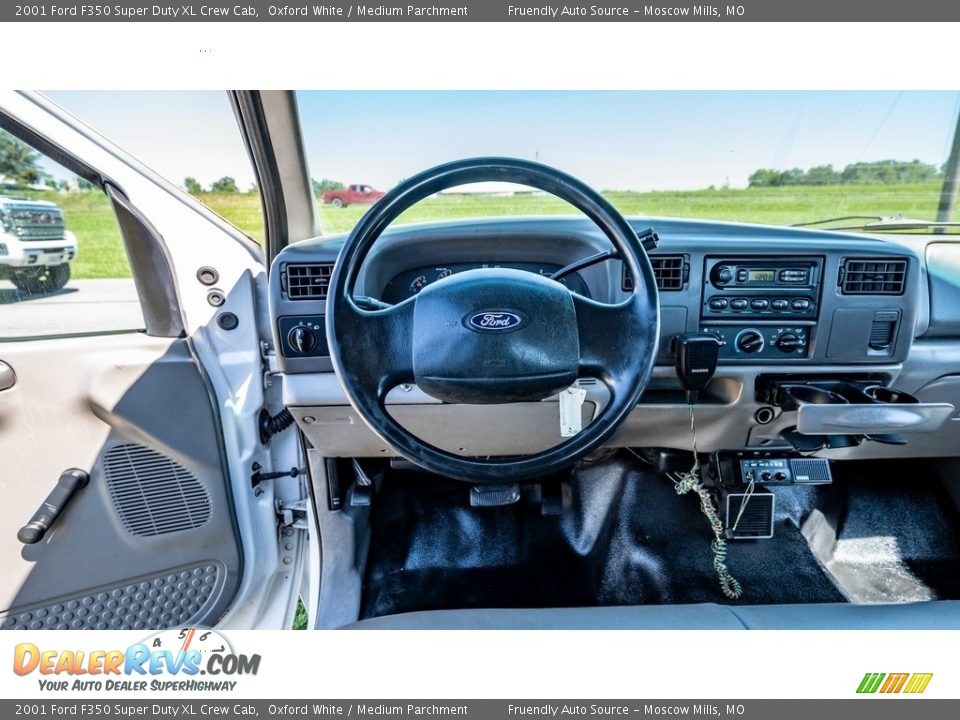 2001 Ford F350 Super Duty XL Crew Cab Oxford White / Medium Parchment Photo #27