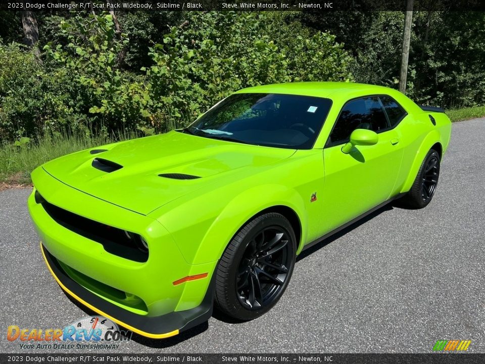 Front 3/4 View of 2023 Dodge Challenger R/T Scat Pack Widebody Photo #2
