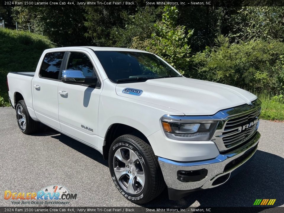 Front 3/4 View of 2024 Ram 1500 Laramie Crew Cab 4x4 Photo #4