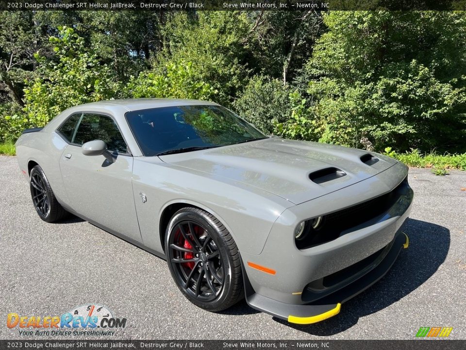 Front 3/4 View of 2023 Dodge Challenger SRT Hellcat JailBreak Photo #4