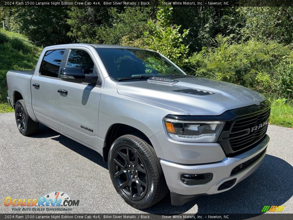 Front 3/4 View of 2024 Ram 1500 Laramie Night Edition Crew Cab 4x4 Photo #4