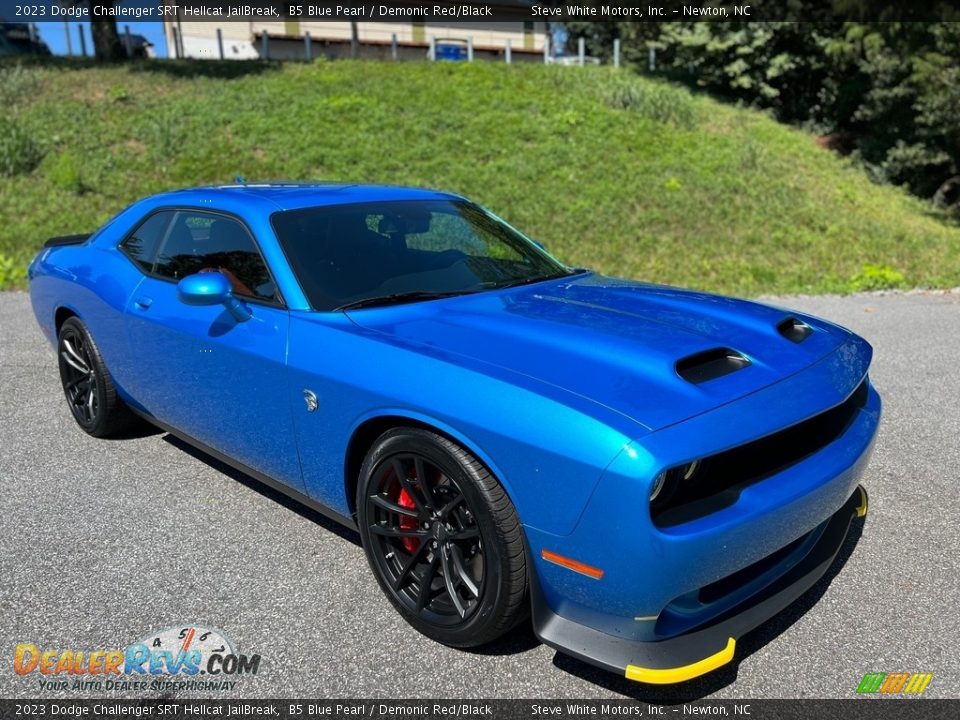 Front 3/4 View of 2023 Dodge Challenger SRT Hellcat JailBreak Photo #4