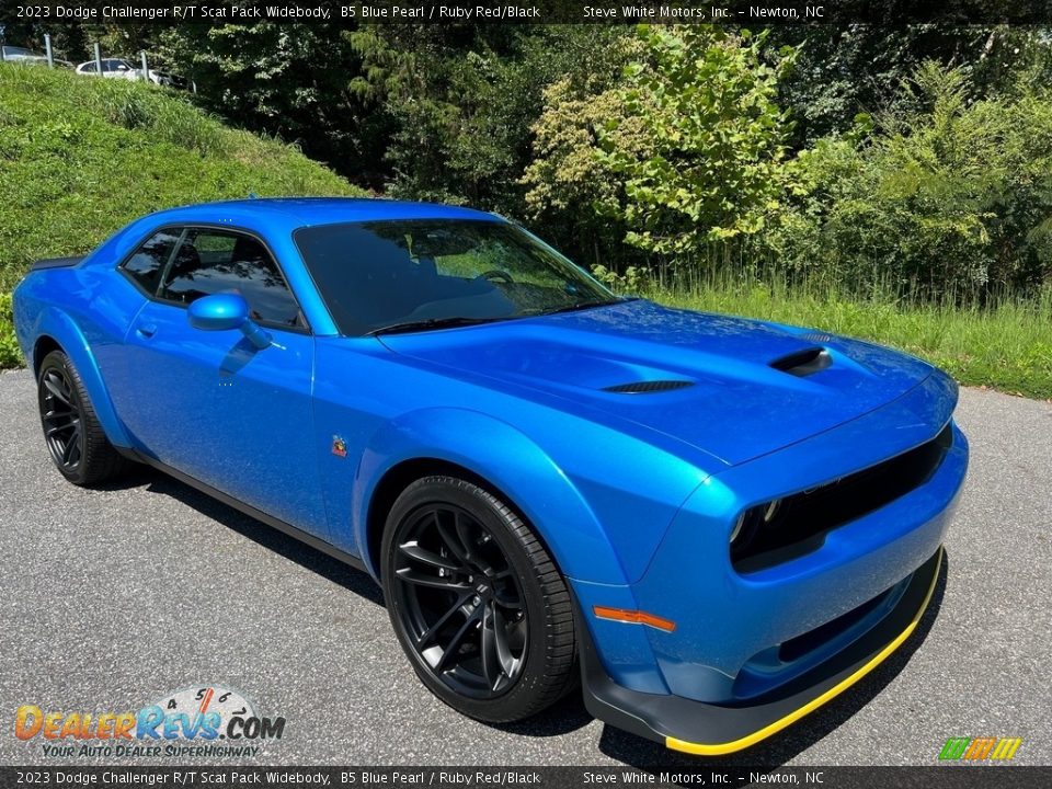 Front 3/4 View of 2023 Dodge Challenger R/T Scat Pack Widebody Photo #4