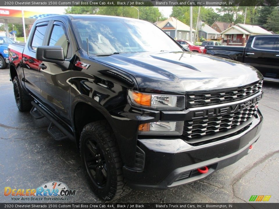 Front 3/4 View of 2020 Chevrolet Silverado 1500 Custom Trail Boss Crew Cab 4x4 Photo #5