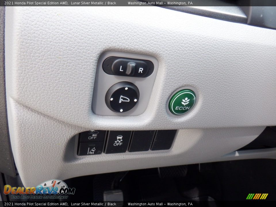 Controls of 2021 Honda Pilot Special Edition AWD Photo #13