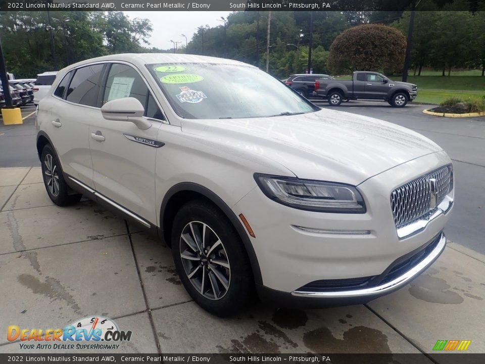 Front 3/4 View of 2022 Lincoln Nautilus Standard AWD Photo #8