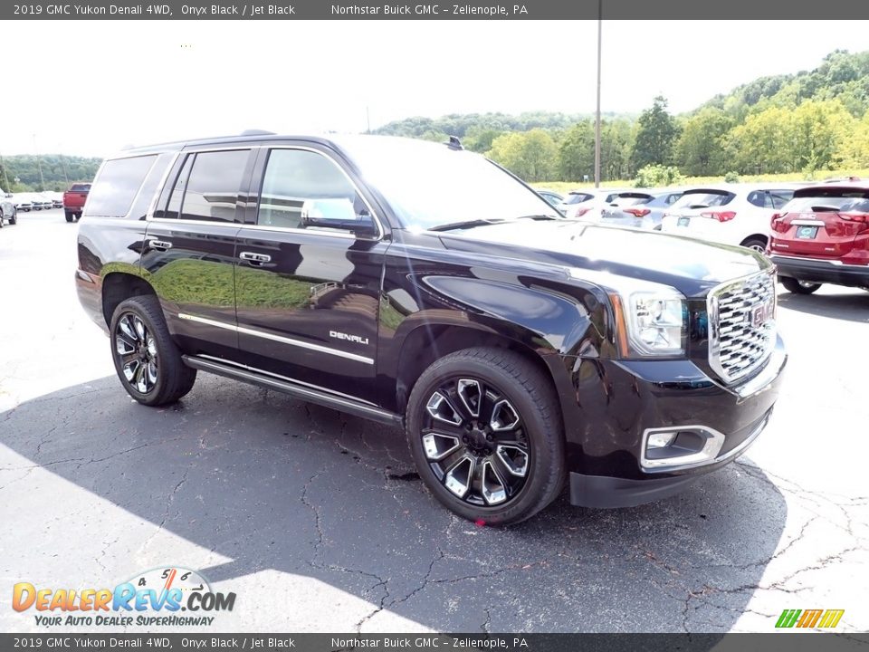 Front 3/4 View of 2019 GMC Yukon Denali 4WD Photo #9