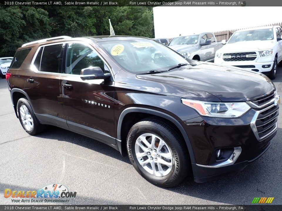 Front 3/4 View of 2018 Chevrolet Traverse LT AWD Photo #8