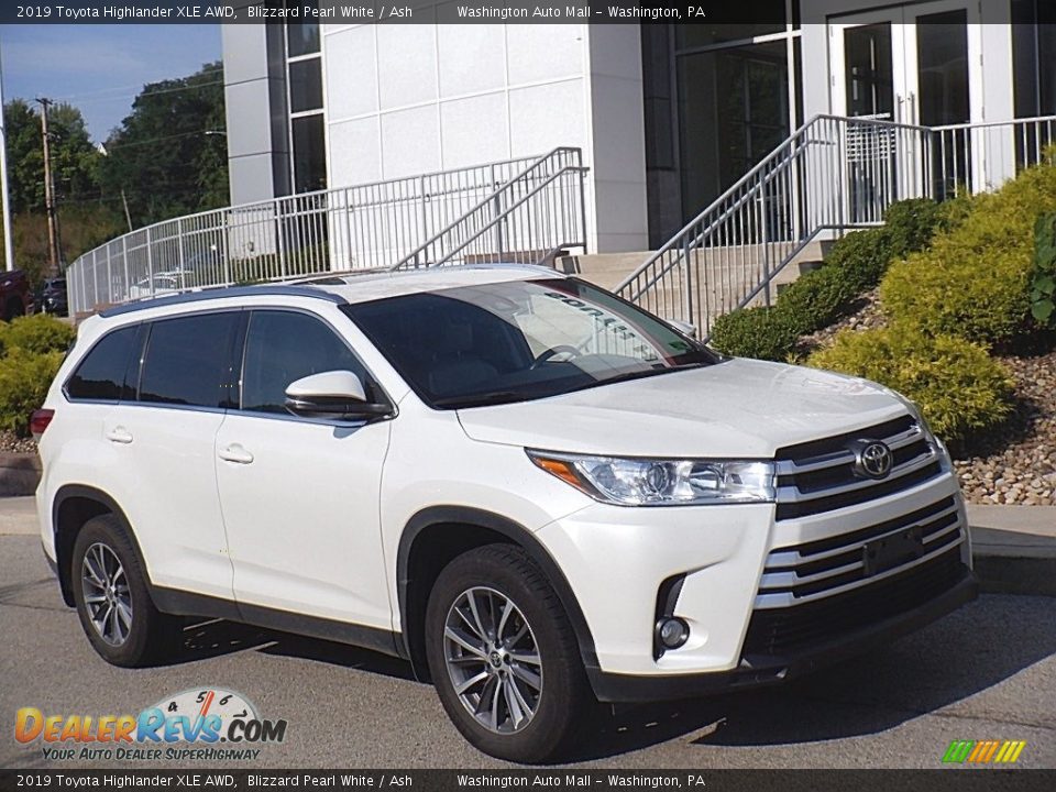 Front 3/4 View of 2019 Toyota Highlander XLE AWD Photo #1