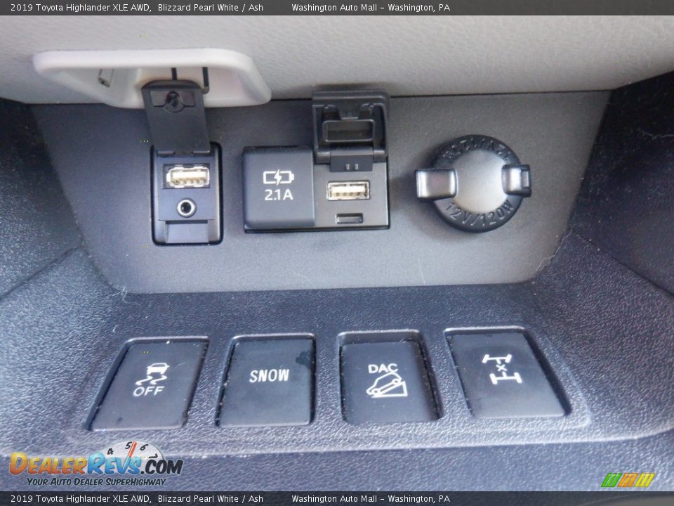 2019 Toyota Highlander XLE AWD Blizzard Pearl White / Ash Photo #26