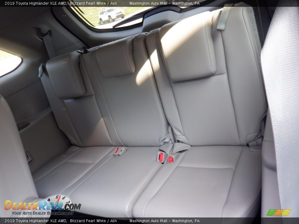 2019 Toyota Highlander XLE AWD Blizzard Pearl White / Ash Photo #30