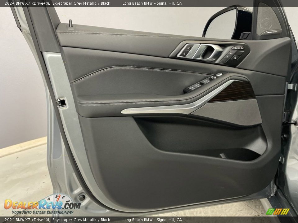 Door Panel of 2024 BMW X7 xDrive40i Photo #10