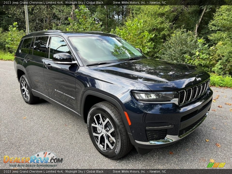 Front 3/4 View of 2023 Jeep Grand Cherokee L Limited 4x4 Photo #4