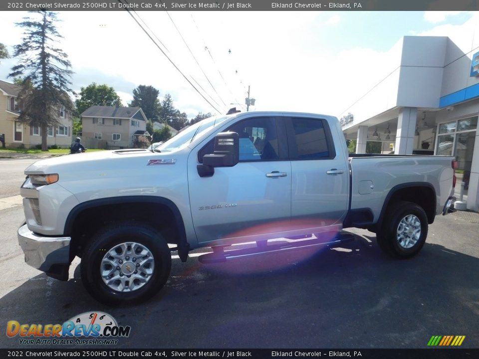 Front 3/4 View of 2022 Chevrolet Silverado 2500HD LT Double Cab 4x4 Photo #10