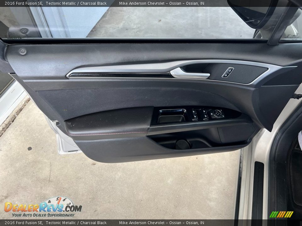 Door Panel of 2016 Ford Fusion SE Photo #16