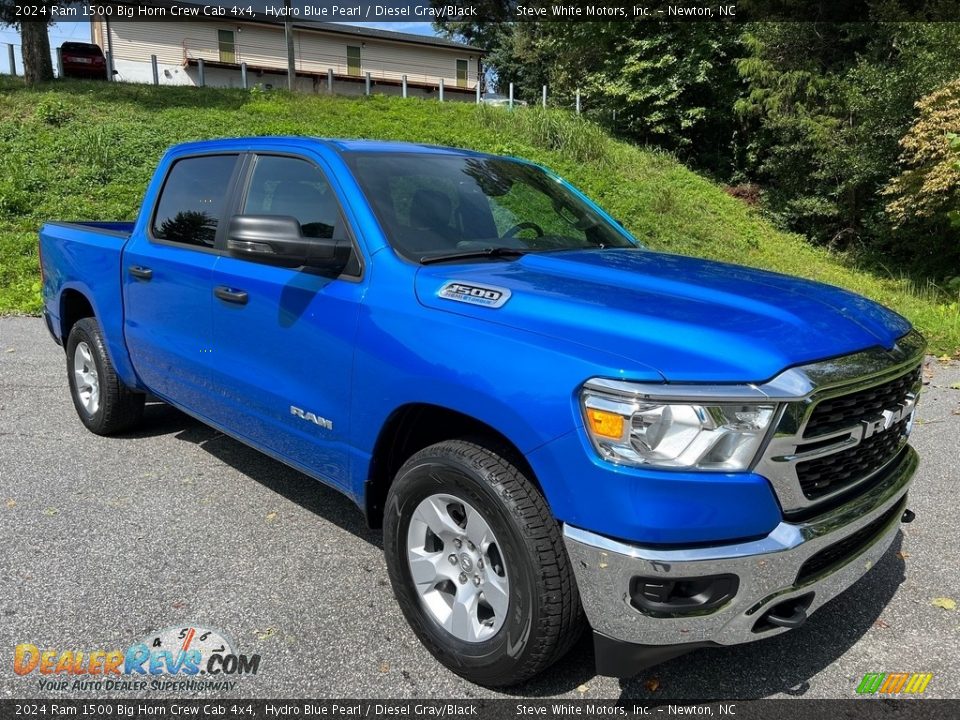 Front 3/4 View of 2024 Ram 1500 Big Horn Crew Cab 4x4 Photo #4