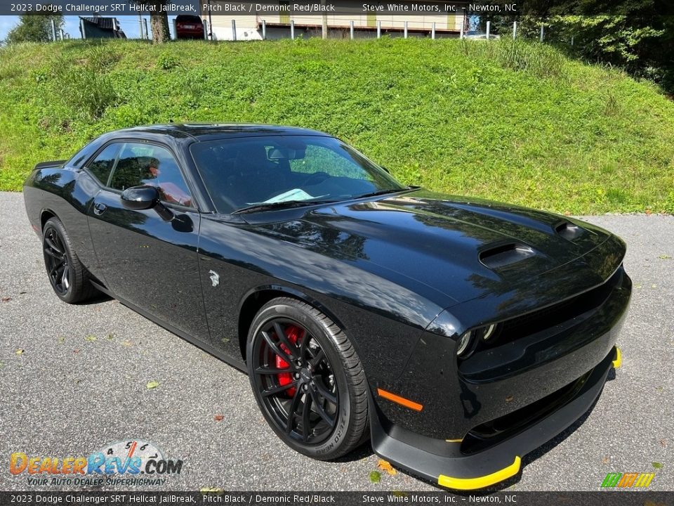 Front 3/4 View of 2023 Dodge Challenger SRT Hellcat JailBreak Photo #4