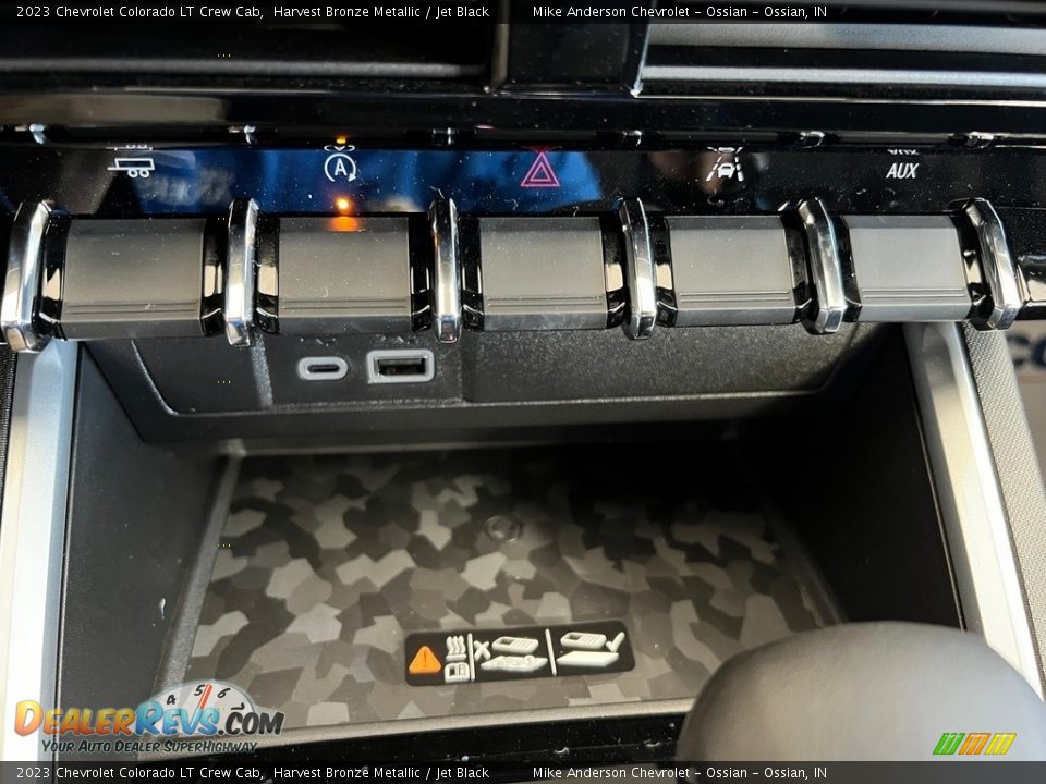 Controls of 2023 Chevrolet Colorado LT Crew Cab Photo #24