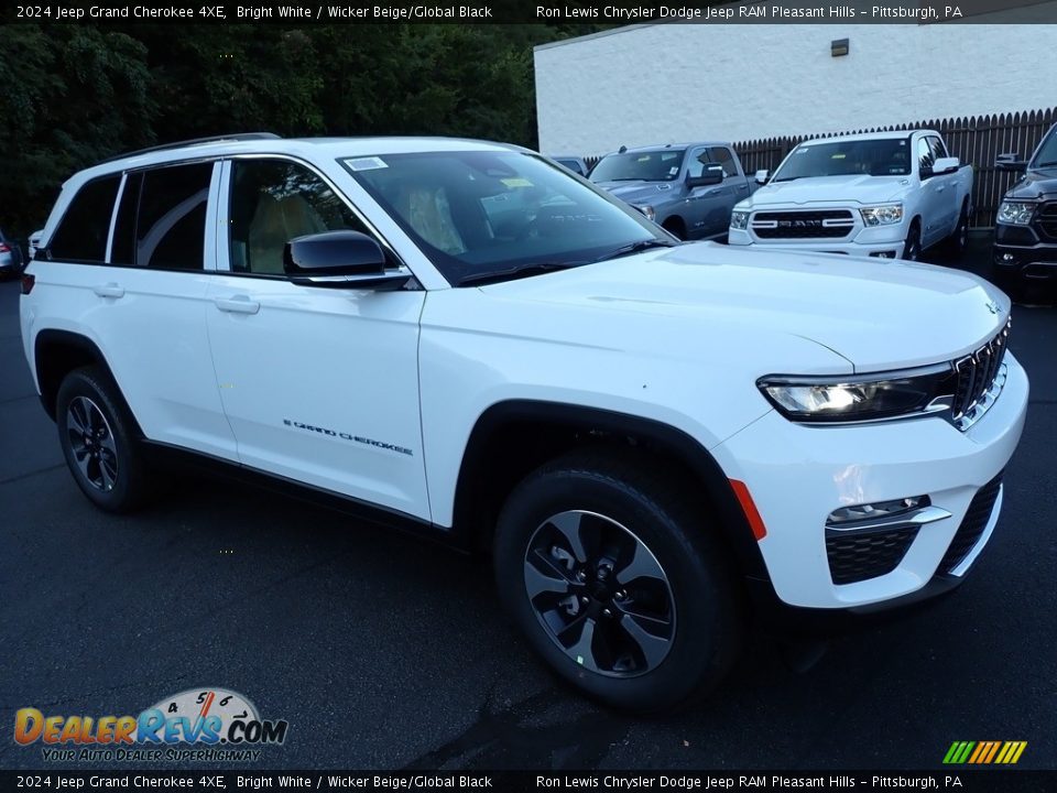 Front 3/4 View of 2024 Jeep Grand Cherokee 4XE Photo #8