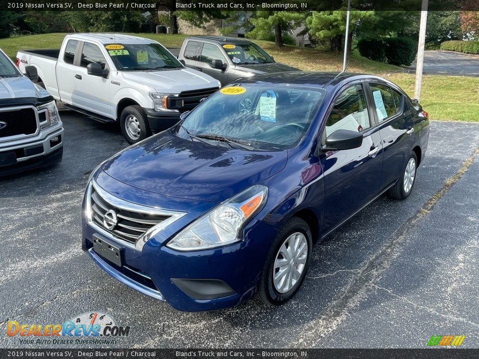 Front 3/4 View of 2019 Nissan Versa SV Photo #2